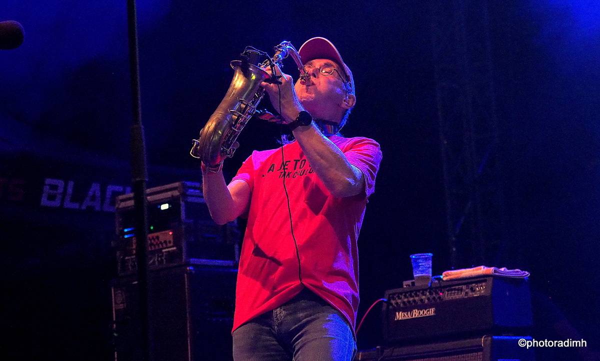 Do roka a do dna! Třem sestrám na branické oslavě asistovali Horkýže slíže, Mňága a Žďorp a mnozí další 