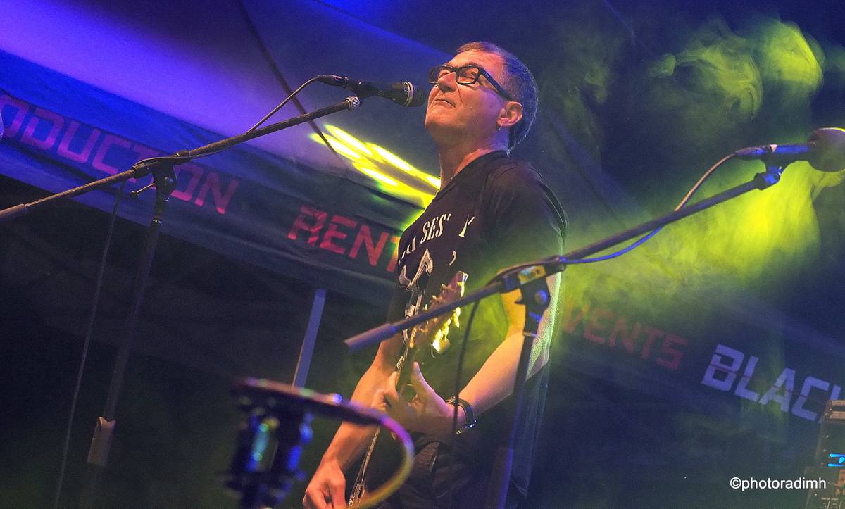 Do roka a do dna! Třem sestrám na branické oslavě asistovali Horkýže slíže, Mňága a Žďorp a mnozí další 