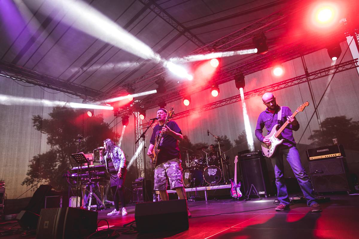 Pohoda na Osecké pohodě. V pátek zahráli Anna K., UDG a Akrobat 