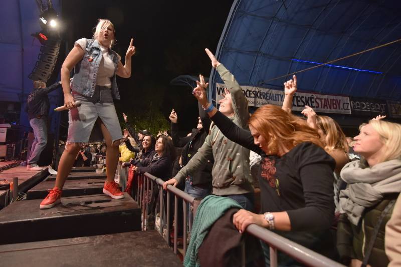 Monkey Business, J.A.R., Bára Poláková a MYDY roztančili Letní parket Výrava