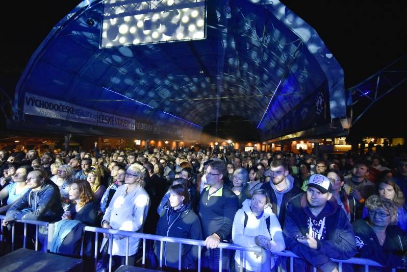 Monkey Business, J.A.R., Bára Poláková a MYDY roztančili Letní parket Výrava