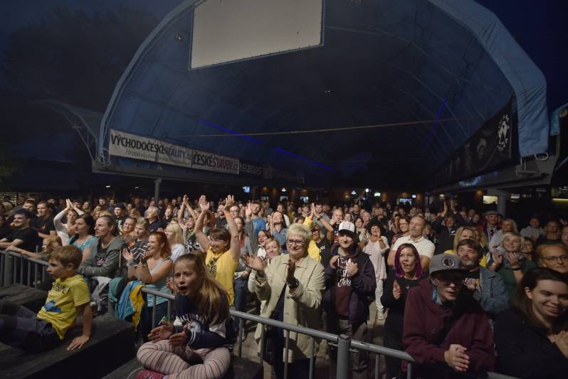 Monkey Business, J.A.R., Bára Poláková a MYDY roztančili Letní parket Výrava