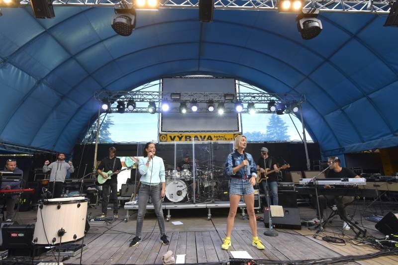 Monkey Business, J.A.R., Bára Poláková a MYDY roztančili Letní parket Výrava