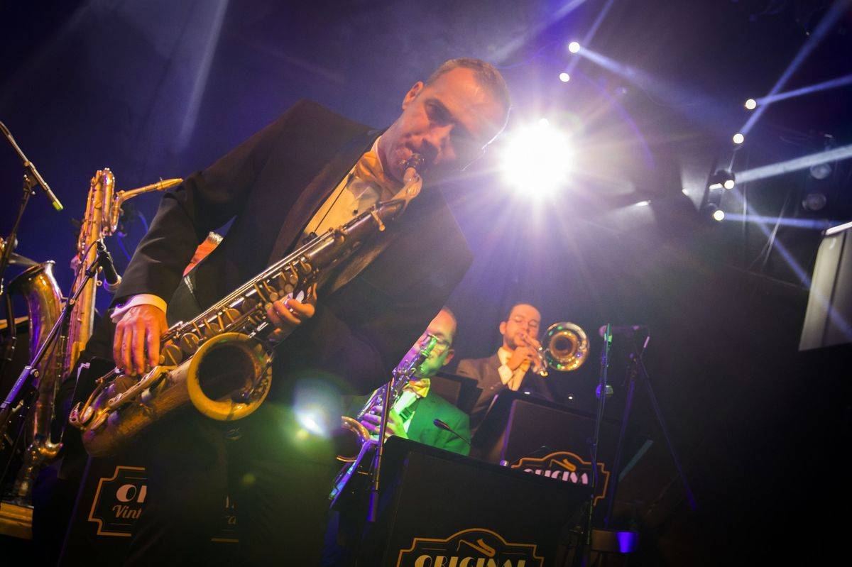 Original Vintage Orchestra rozparádil Lucerna Music Bar, židličkám navzdory