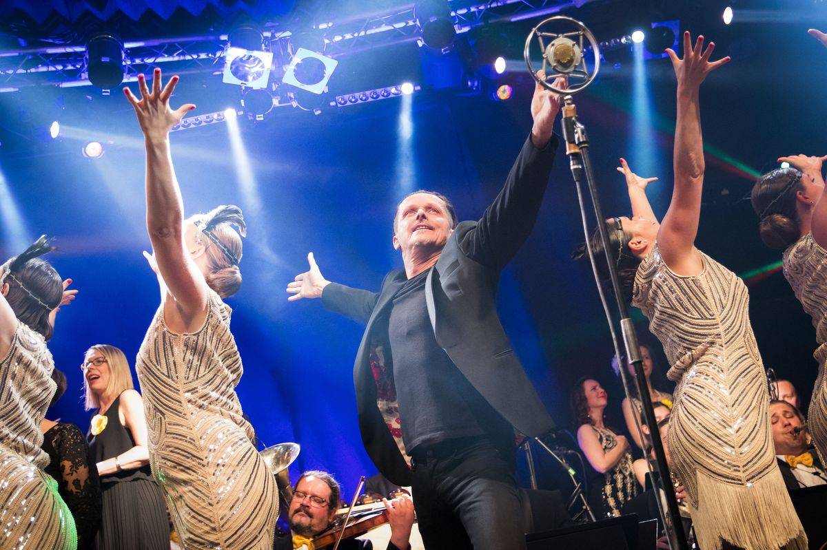 Original Vintage Orchestra rozparádil Lucerna Music Bar, židličkám navzdory