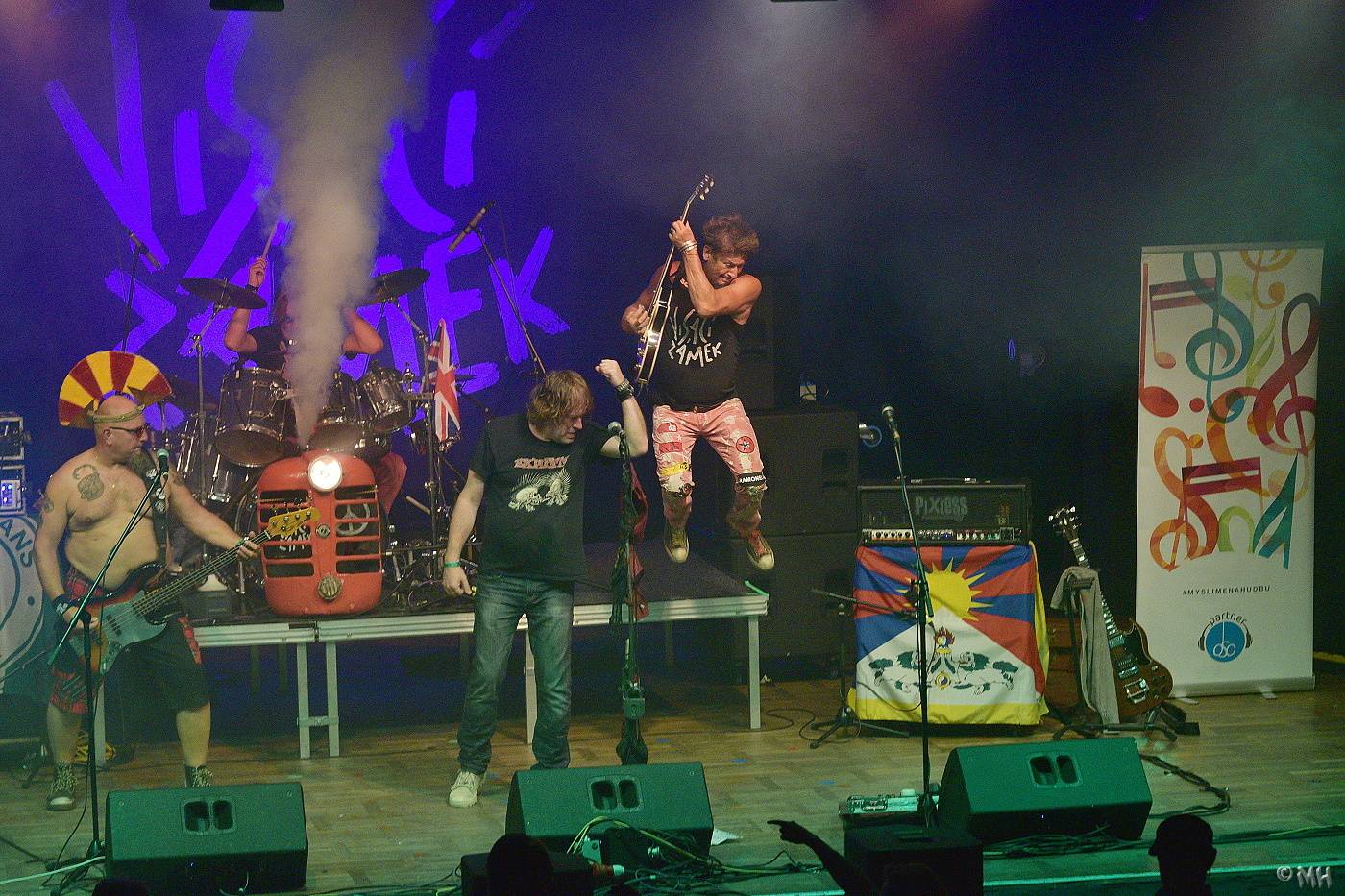 Visací zámek vsedě, tomu se říká známka punku