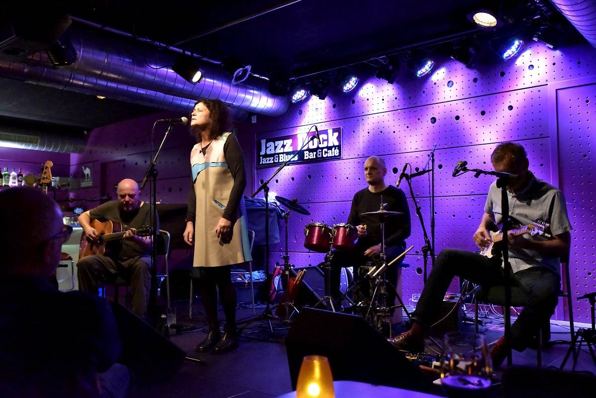 Dvě legendy na jednom pódiu. Iva Bittová a Dunaj zahráli v Jazz Docku