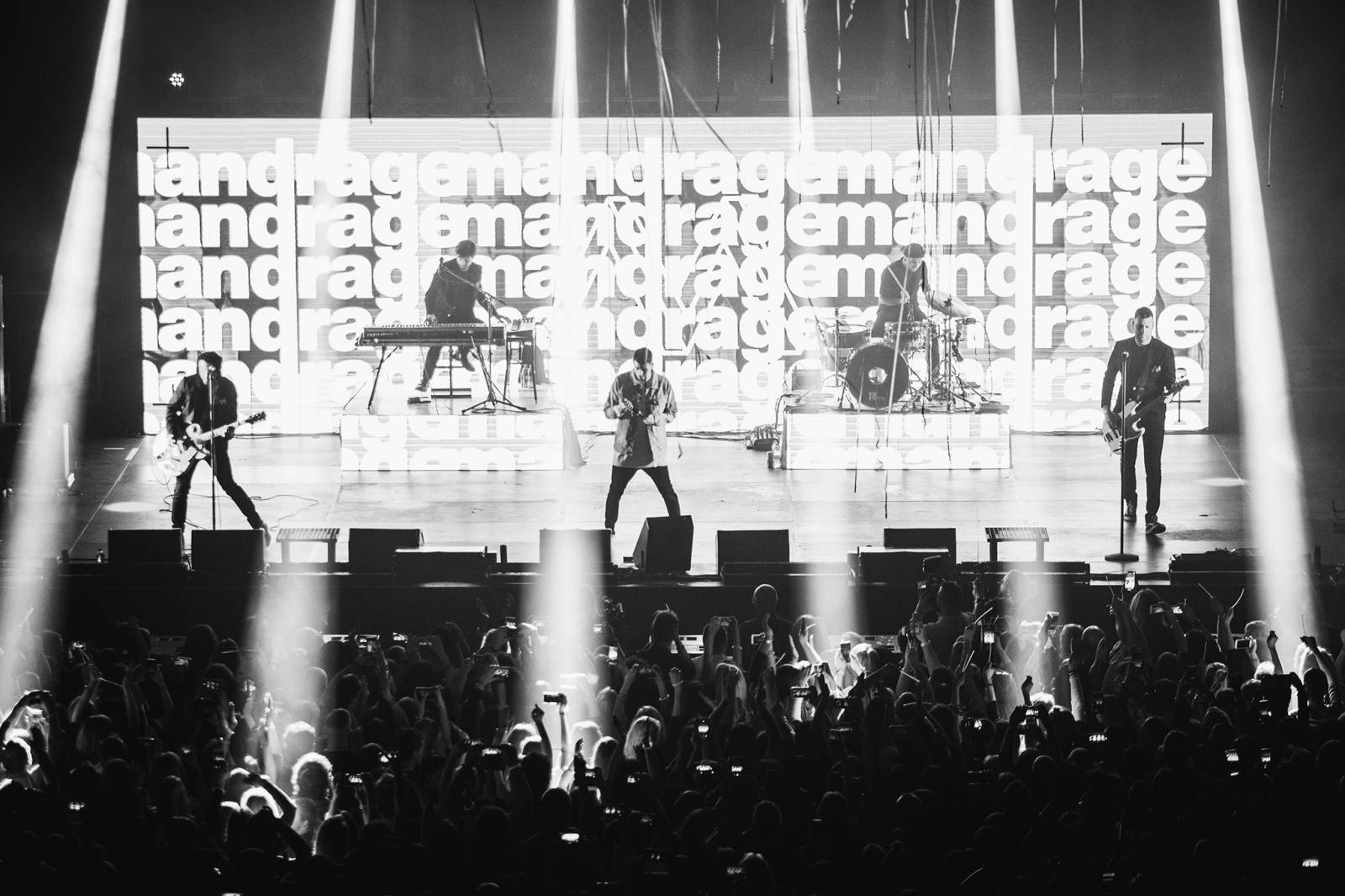 Divným rokem okem fotografů | Vojtěch Mervart nafotil loučení Mandrage, autokoncert Wohnout nebo RFP Home