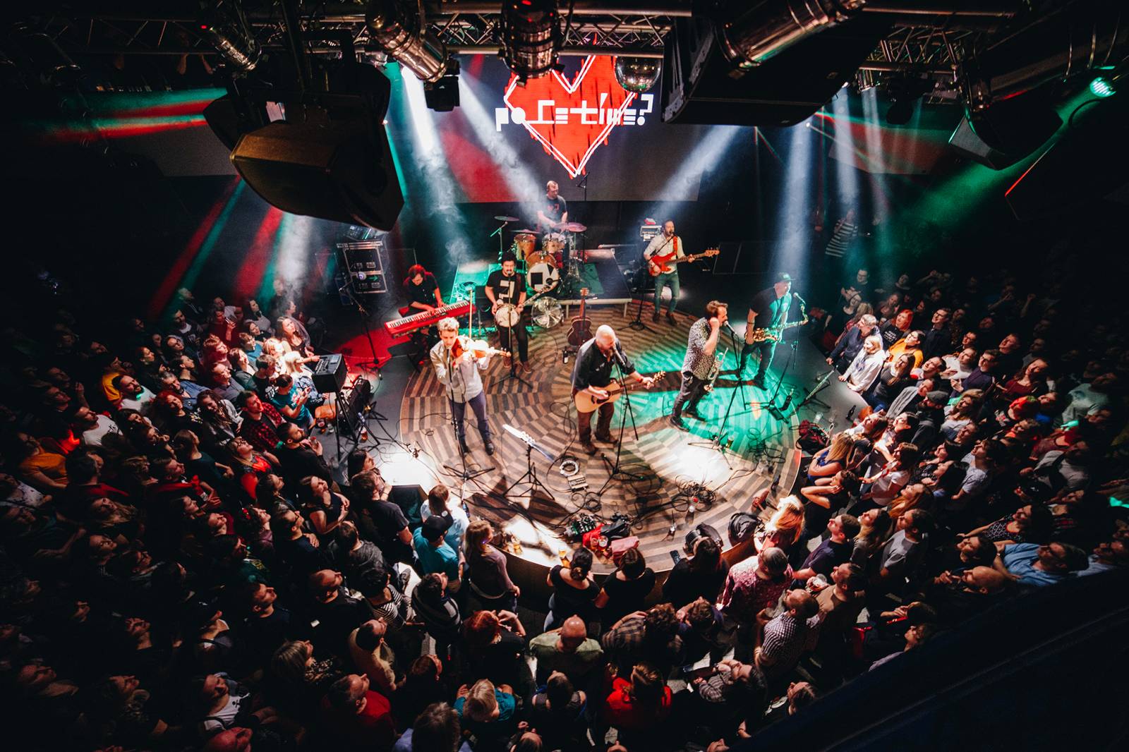 Divným rokem okem fotografů | Vojtěch Mervart nafotil loučení Mandrage, autokoncert Wohnout nebo RFP Home