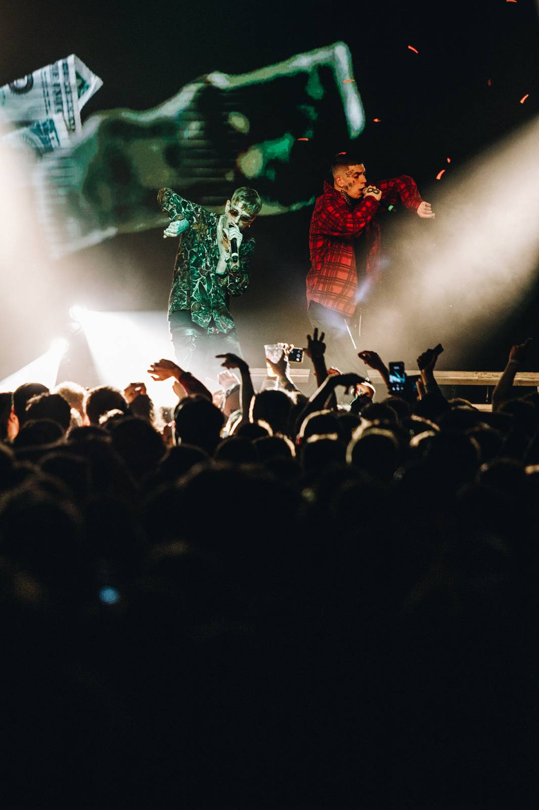 Divným rokem okem fotografů | Vojtěch Mervart nafotil loučení Mandrage, autokoncert Wohnout nebo RFP Home