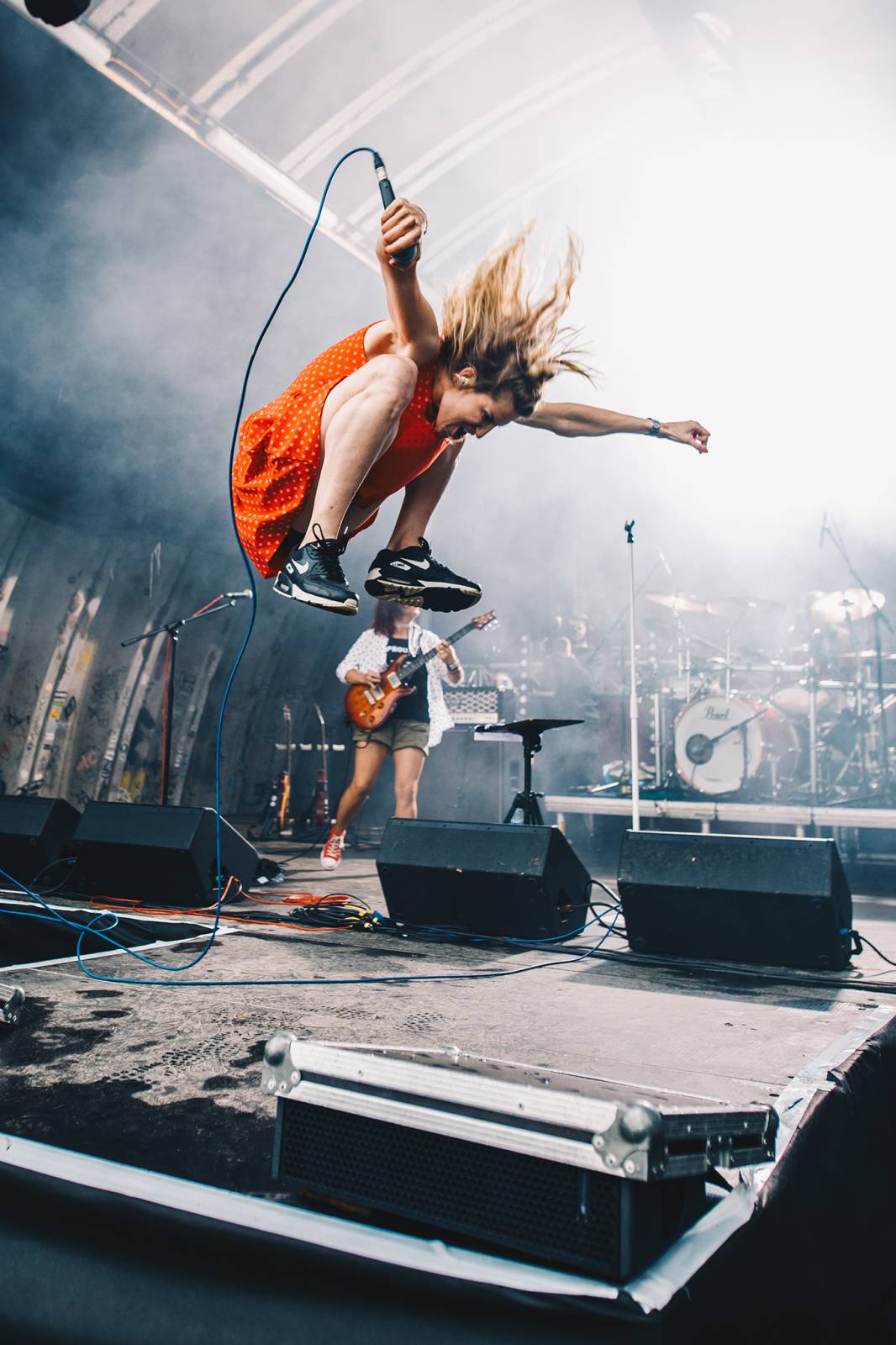 Divným rokem okem fotografů | Vojtěch Mervart nafotil loučení Mandrage, autokoncert Wohnout nebo RFP Home