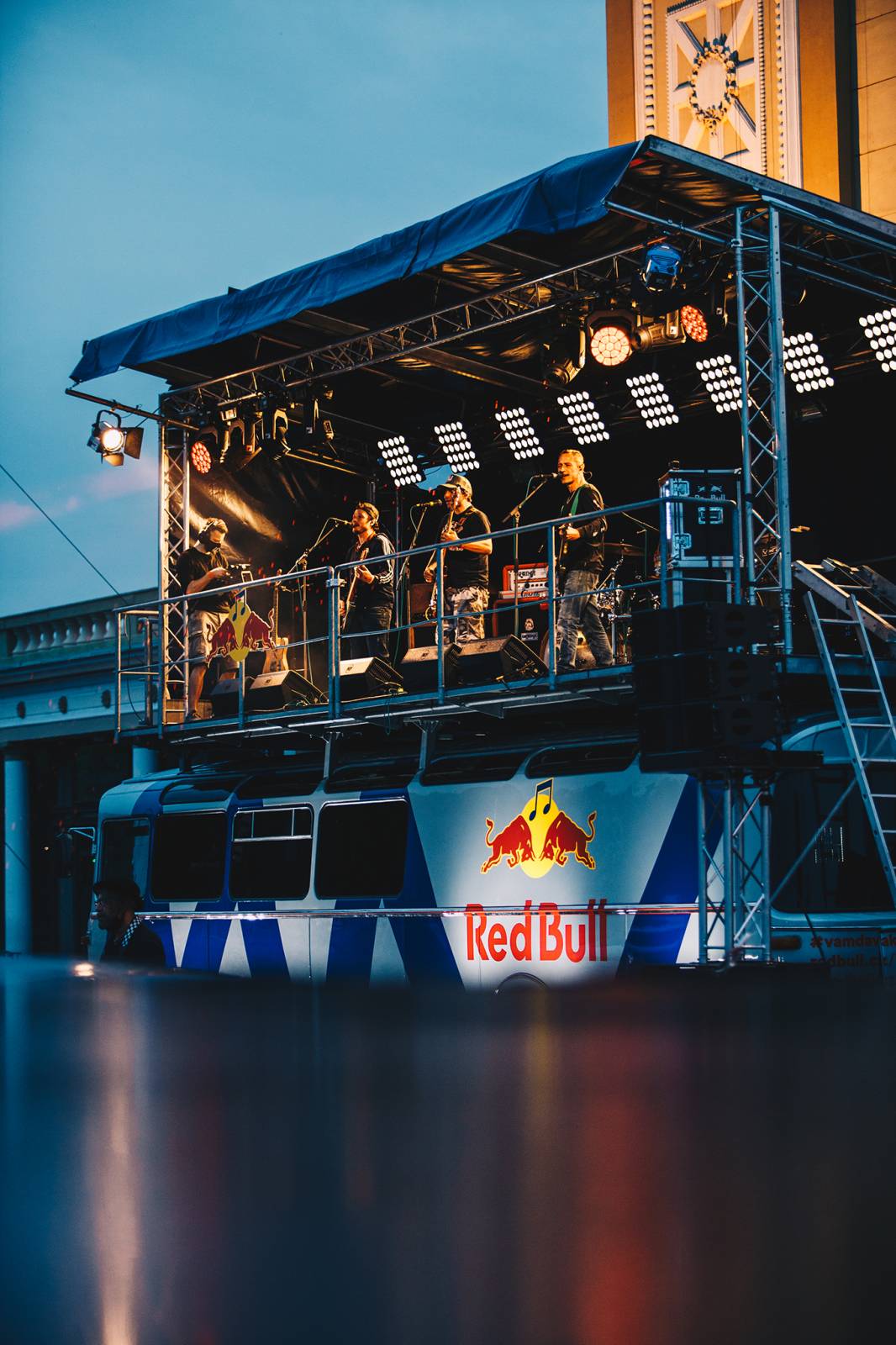 Divným rokem okem fotografů | Vojtěch Mervart nafotil loučení Mandrage, autokoncert Wohnout nebo RFP Home