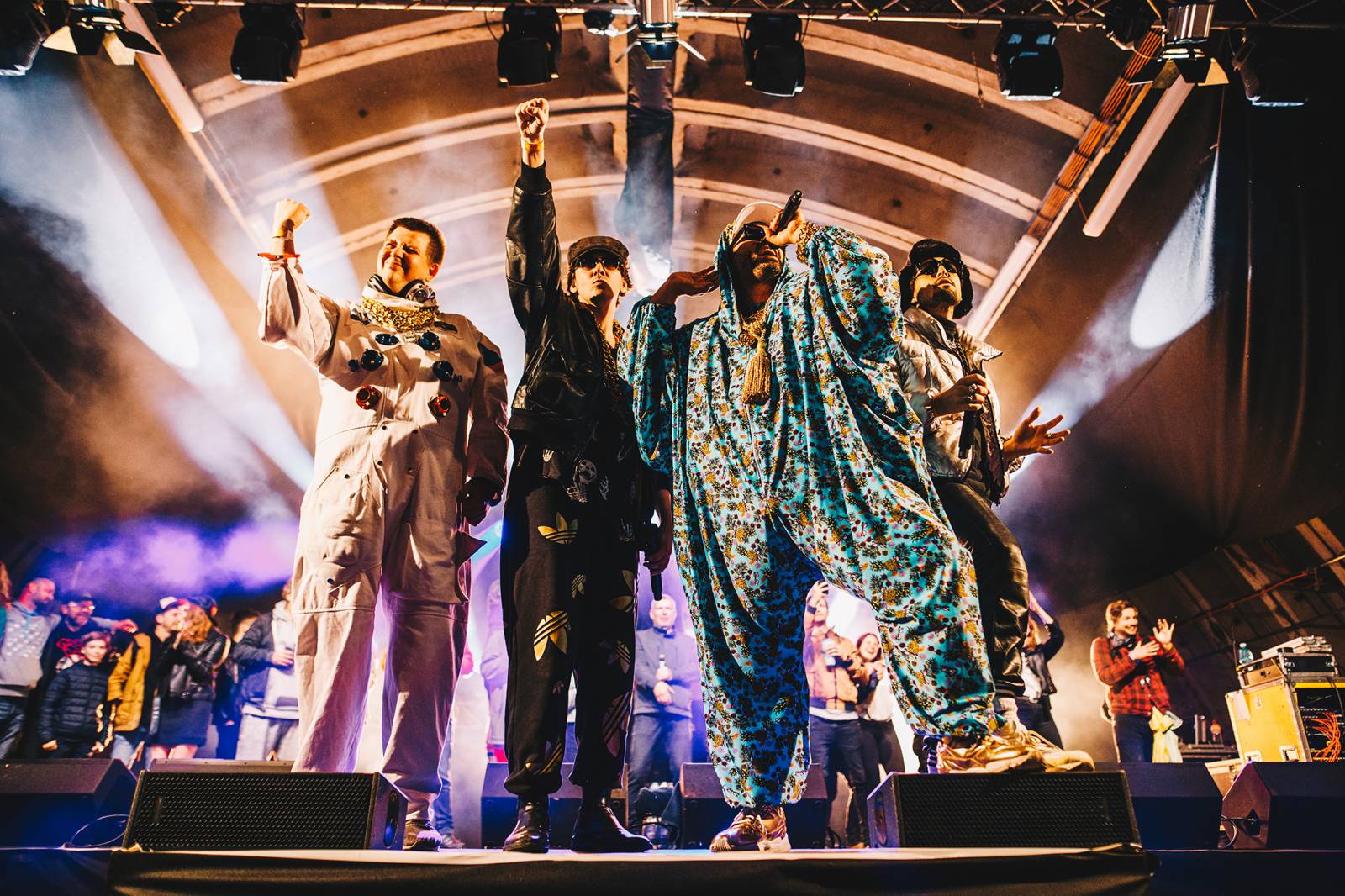 Divným rokem okem fotografů | Vojtěch Mervart nafotil loučení Mandrage, autokoncert Wohnout nebo RFP Home