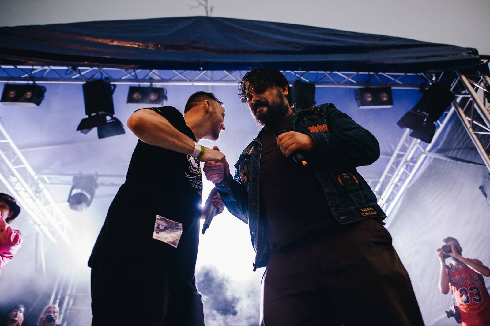 Divným rokem okem fotografů | Vojtěch Mervart nafotil loučení Mandrage, autokoncert Wohnout nebo RFP Home