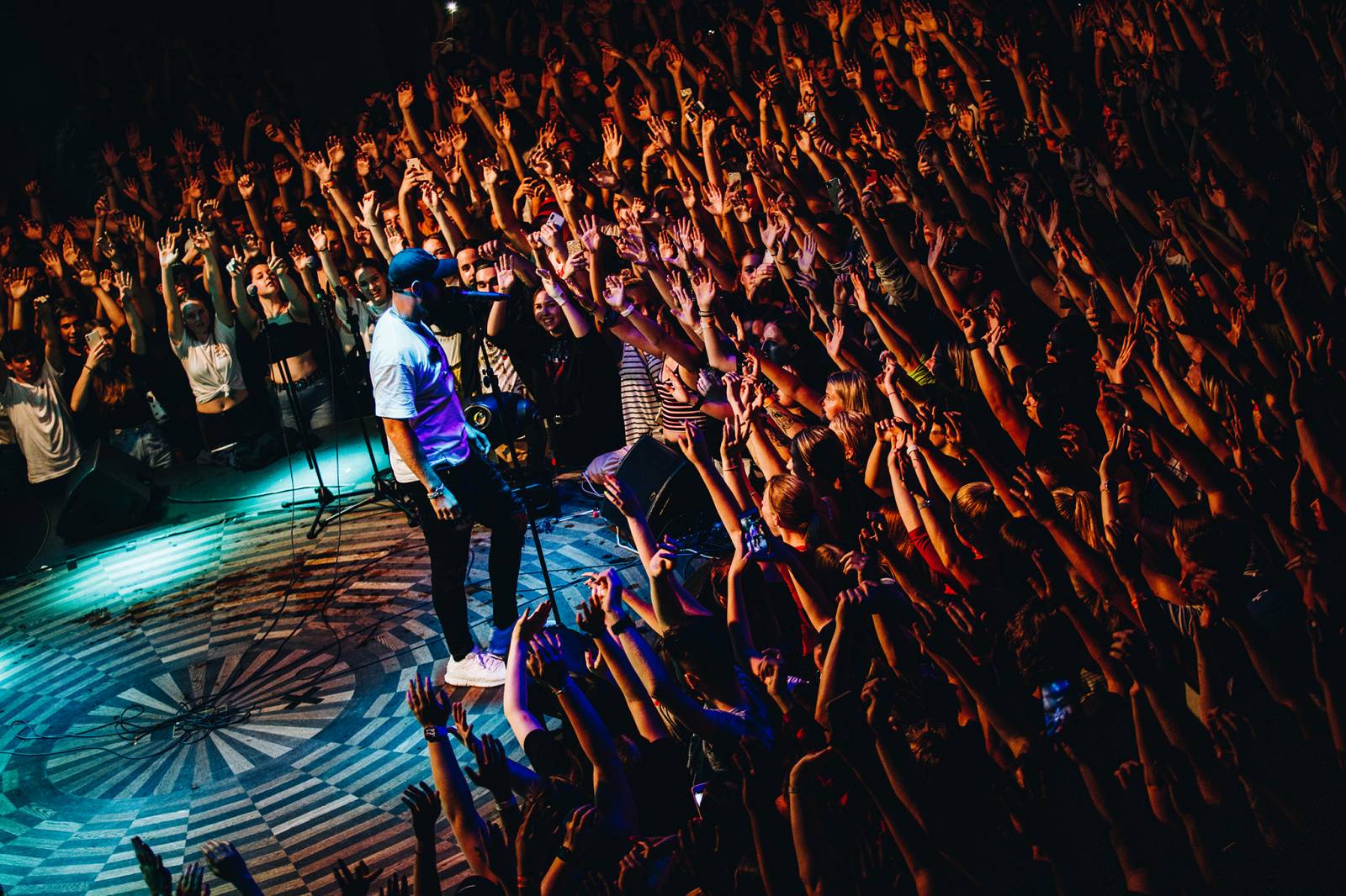 Divným rokem okem fotografů | Vojtěch Mervart nafotil loučení Mandrage, autokoncert Wohnout nebo RFP Home