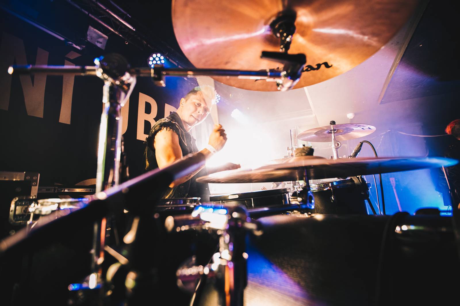 Divným rokem okem fotografů | Vojtěch Mervart nafotil loučení Mandrage, autokoncert Wohnout nebo RFP Home