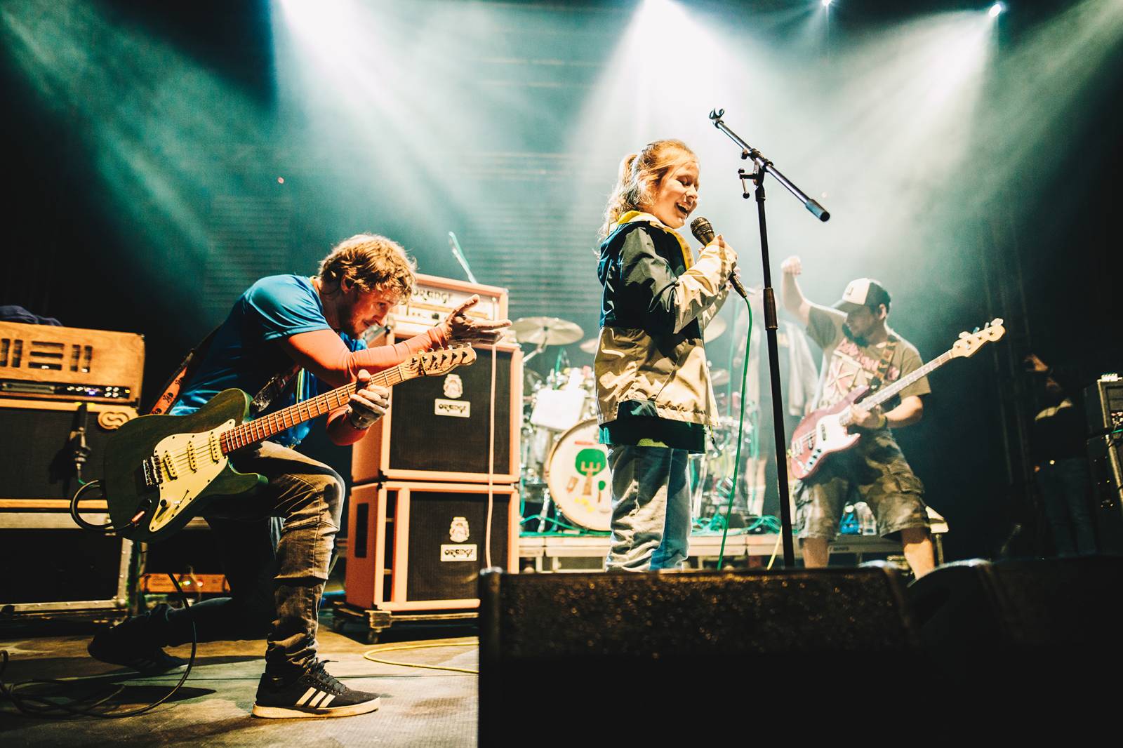 Divným rokem okem fotografů | Vojtěch Mervart nafotil loučení Mandrage, autokoncert Wohnout nebo RFP Home