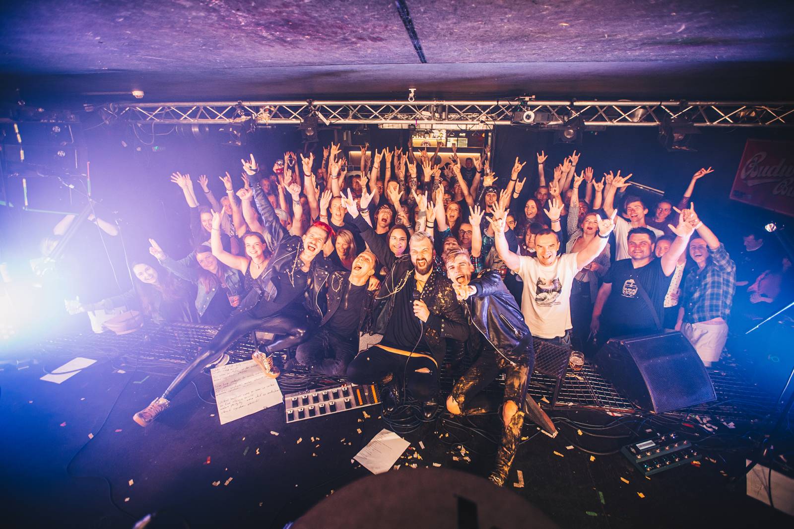 Divným rokem okem fotografů | Vojtěch Mervart nafotil loučení Mandrage, autokoncert Wohnout nebo RFP Home