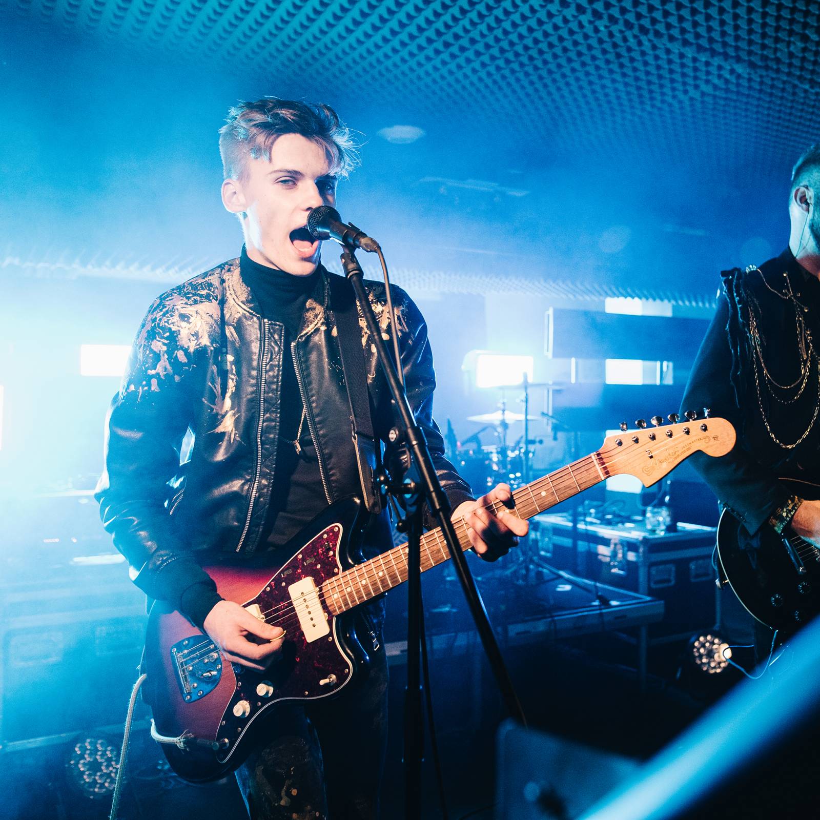 Divným rokem okem fotografů | Vojtěch Mervart nafotil loučení Mandrage, autokoncert Wohnout nebo RFP Home