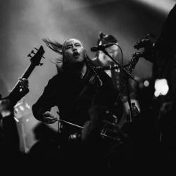 Divným rokem okem fotografů | Vojtěch Mervart nafotil loučení Mandrage, autokoncert Wohnout nebo RFP Home