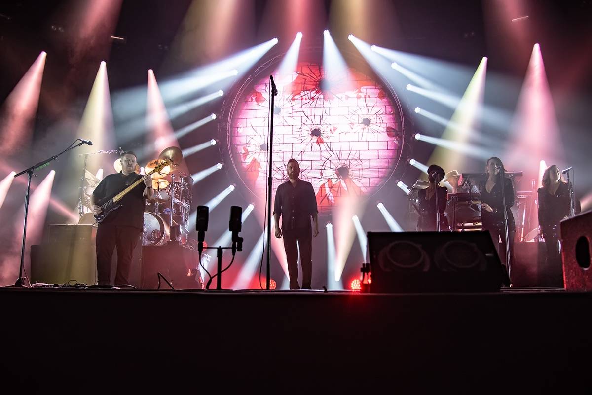 Divným rokem okem fotografů | Autokoncert Wohnout, narozeniny ZakázanÝhoovoce nebo show Mňágy a Žďorp. Co všechno loni stihl Petr Hanč?