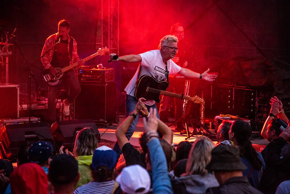 Divným rokem okem fotografů | Autokoncert Wohnout, narozeniny ZakázanÝhoovoce nebo show Mňágy a Žďorp. Co všechno loni stihl Petr Hanč?