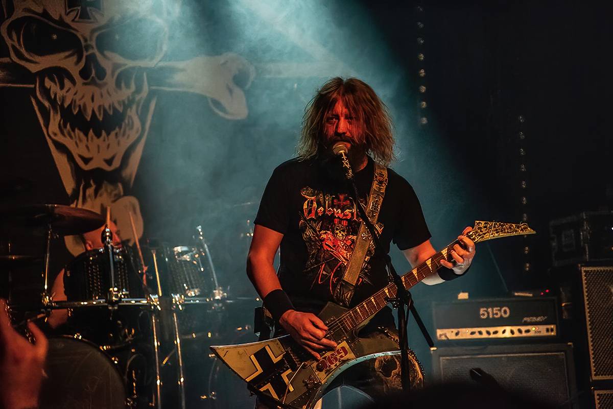 Divným rokem okem fotografů | Autokoncert Wohnout, narozeniny ZakázanÝhoovoce nebo show Mňágy a Žďorp. Co všechno loni stihl Petr Hanč?