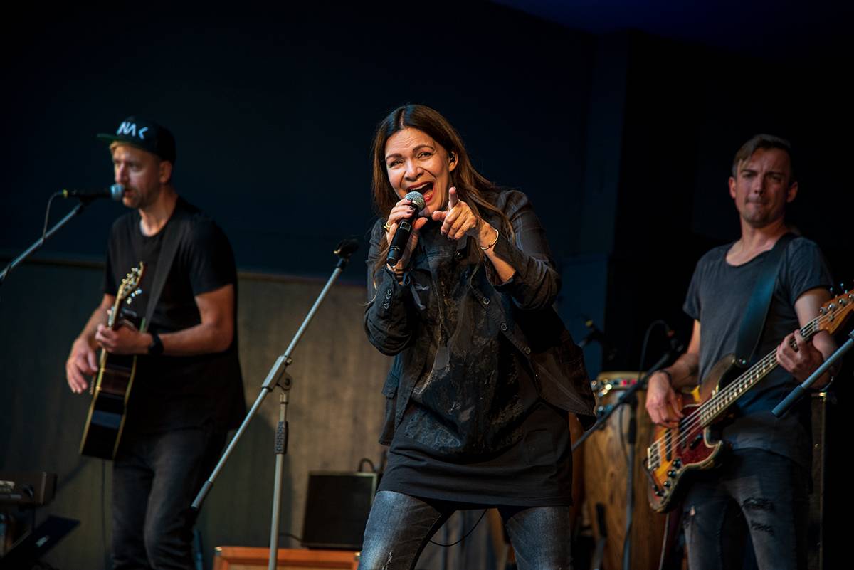 Divným rokem okem fotografů | Autokoncert Wohnout, narozeniny ZakázanÝhoovoce nebo show Mňágy a Žďorp. Co všechno loni stihl Petr Hanč?