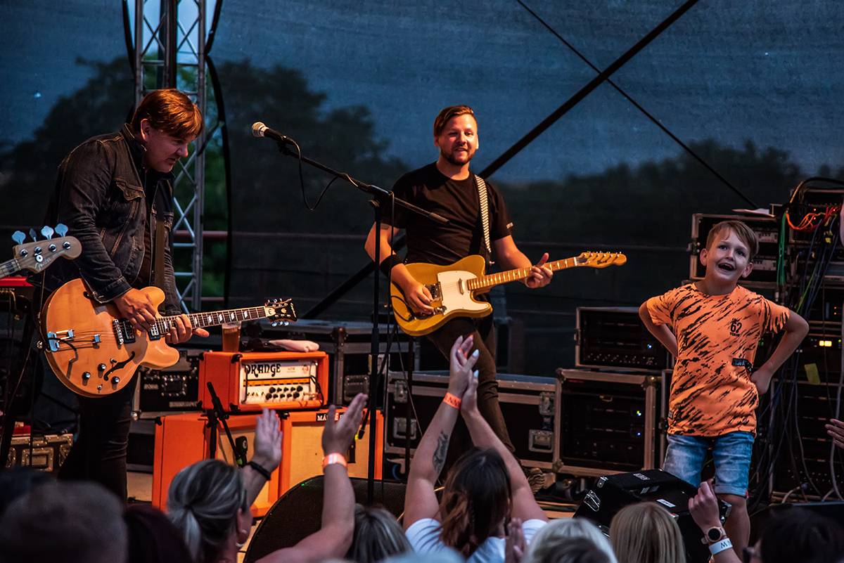 Divným rokem okem fotografů | Autokoncert Wohnout, narozeniny ZakázanÝhoovoce nebo show Mňágy a Žďorp. Co všechno loni stihl Petr Hanč?