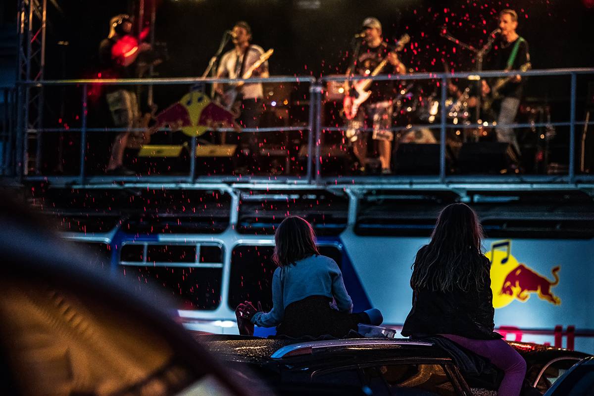 Divným rokem okem fotografů | Autokoncert Wohnout, narozeniny ZakázanÝhoovoce nebo show Mňágy a Žďorp. Co všechno loni stihl Petr Hanč?