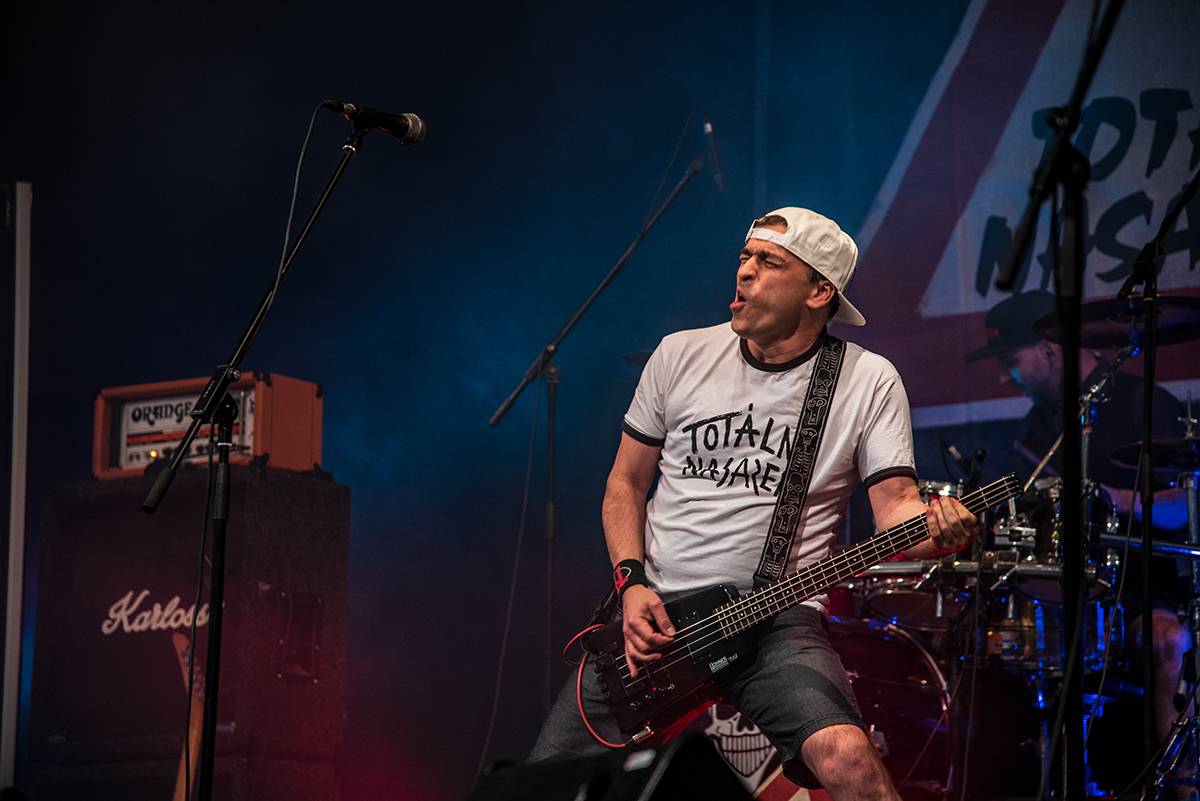 Divným rokem okem fotografů | Autokoncert Wohnout, narozeniny ZakázanÝhoovoce nebo show Mňágy a Žďorp. Co všechno loni stihl Petr Hanč?