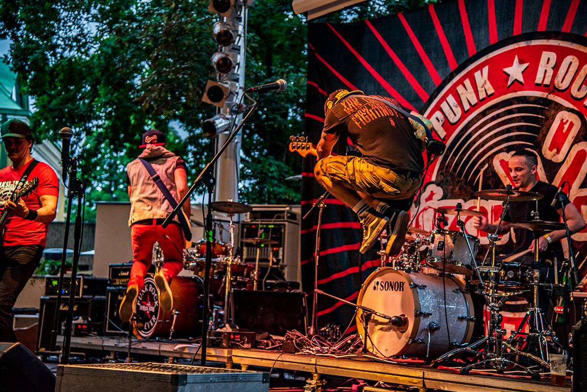 Divným rokem okem fotografů | Autokoncert Wohnout, narozeniny ZakázanÝhoovoce nebo show Mňágy a Žďorp. Co všechno loni stihl Petr Hanč?