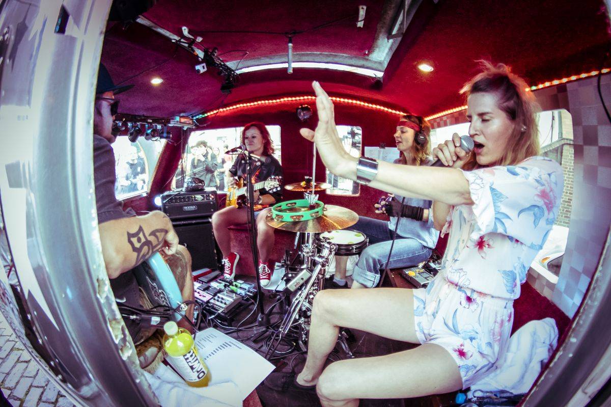 Divným rokem okem fotografů | Michal Ivanega stihl nafotit koncerty Gaia Mesiah, Cocotte Minute nebo Lucie