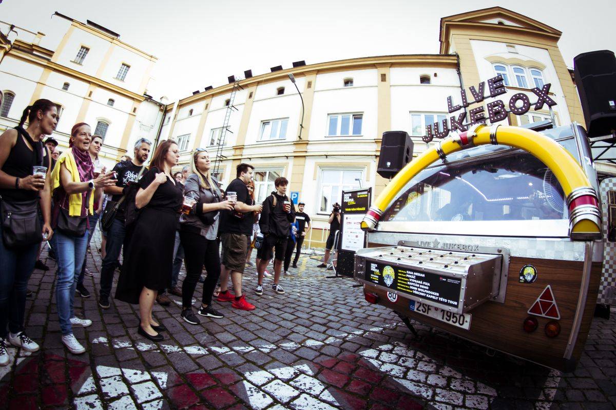 Divným rokem okem fotografů | Michal Ivanega stihl nafotit koncerty Gaia Mesiah, Cocotte Minute nebo Lucie