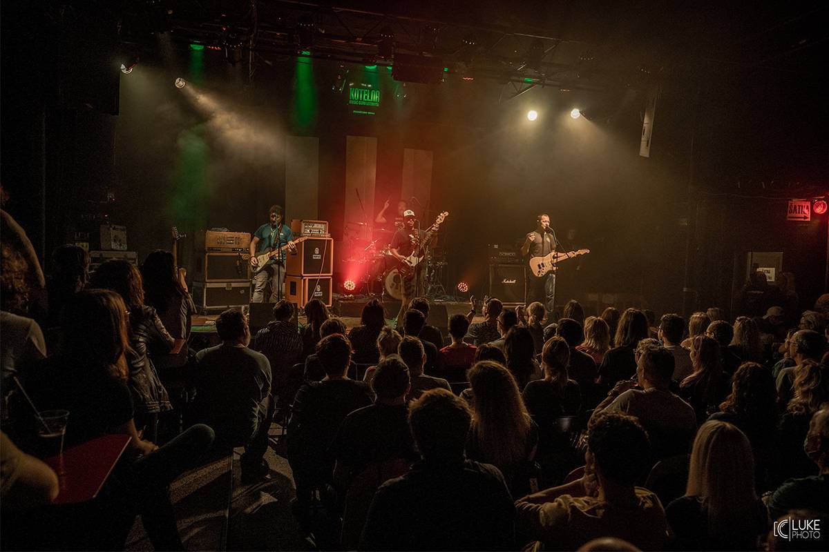 Divným rokem okem fotografů | Mongolové The HU, Wohnout na sezení i komorní radost z hudby objektivem Lukáše Knolla