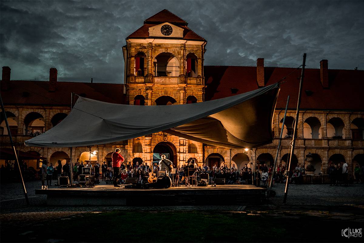 Divným rokem okem fotografů | Mongolové The HU, Wohnout na sezení i komorní radost z hudby objektivem Lukáše Knolla