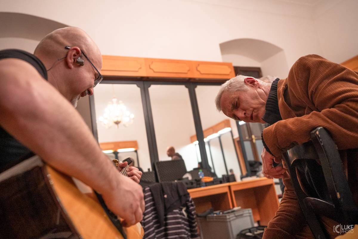 Mňága a Žďorp zahájila jarní turné a bylo to Spešl. Petr Fiala oslavil narozeniny, blahopřáli Tomáš Hanák, Petr Váša i Čechomor