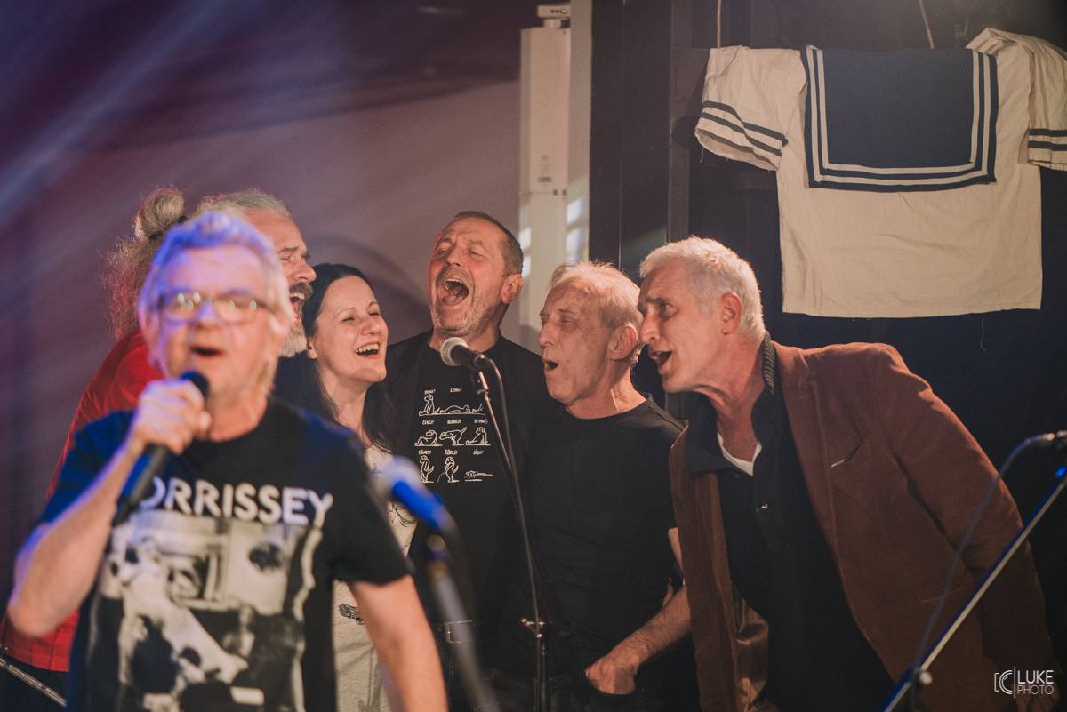 Mňága a Žďorp zahájila jarní turné a bylo to Spešl. Petr Fiala oslavil narozeniny, blahopřáli Tomáš Hanák, Petr Váša i Čechomor