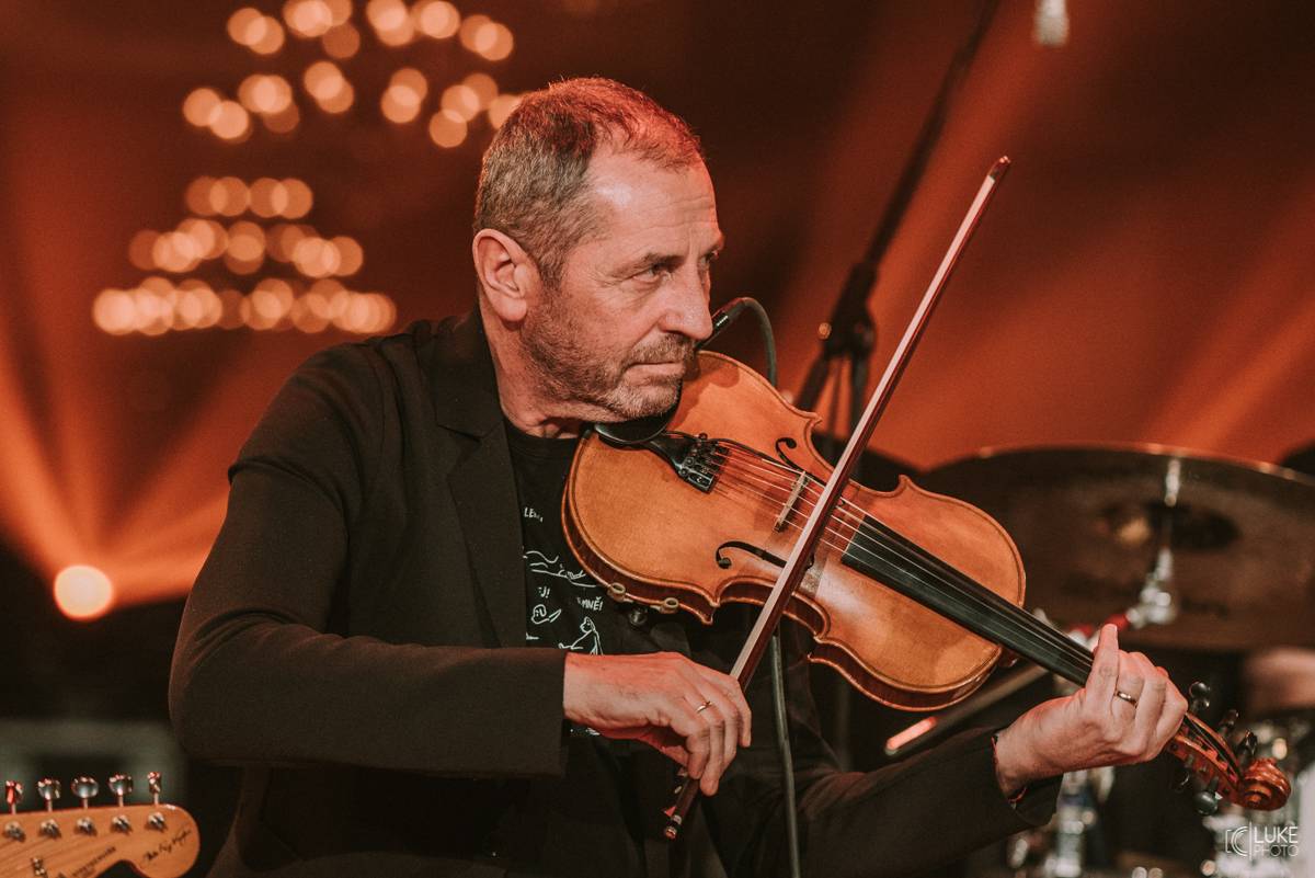 Mňága a Žďorp zahájila jarní turné a bylo to Spešl. Petr Fiala oslavil narozeniny, blahopřáli Tomáš Hanák, Petr Váša i Čechomor