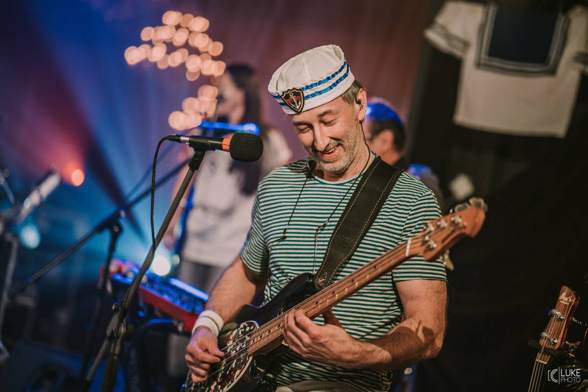 Mňága a Žďorp zahájila jarní turné a bylo to Spešl. Petr Fiala oslavil narozeniny, blahopřáli Tomáš Hanák, Petr Váša i Čechomor