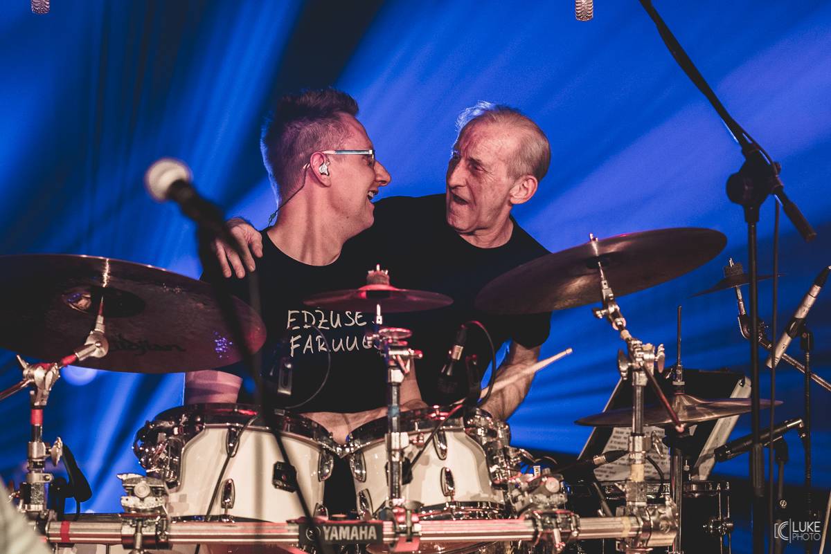 Mňága a Žďorp zahájila jarní turné a bylo to Spešl. Petr Fiala oslavil narozeniny, blahopřáli Tomáš Hanák, Petr Váša i Čechomor