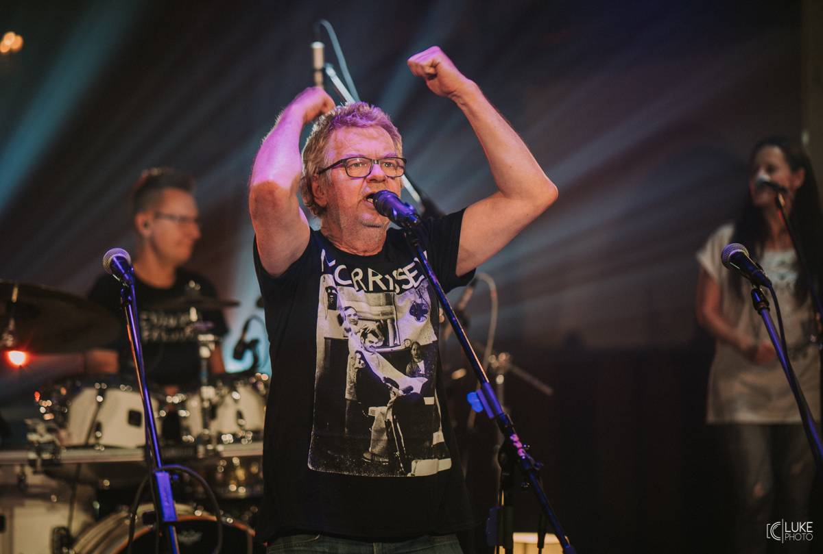 Mňága a Žďorp zahájila jarní turné a bylo to Spešl. Petr Fiala oslavil narozeniny, blahopřáli Tomáš Hanák, Petr Váša i Čechomor