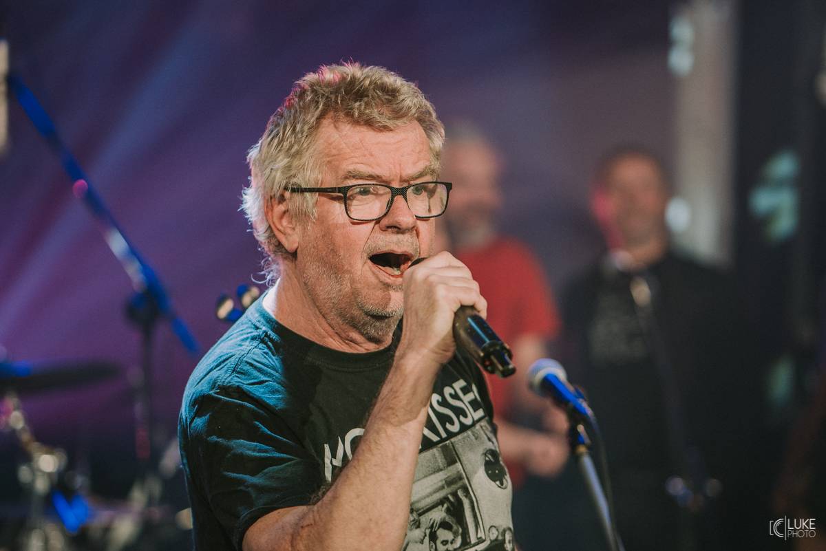 Mňága a Žďorp zahájila jarní turné a bylo to Spešl. Petr Fiala oslavil narozeniny, blahopřáli Tomáš Hanák, Petr Váša i Čechomor