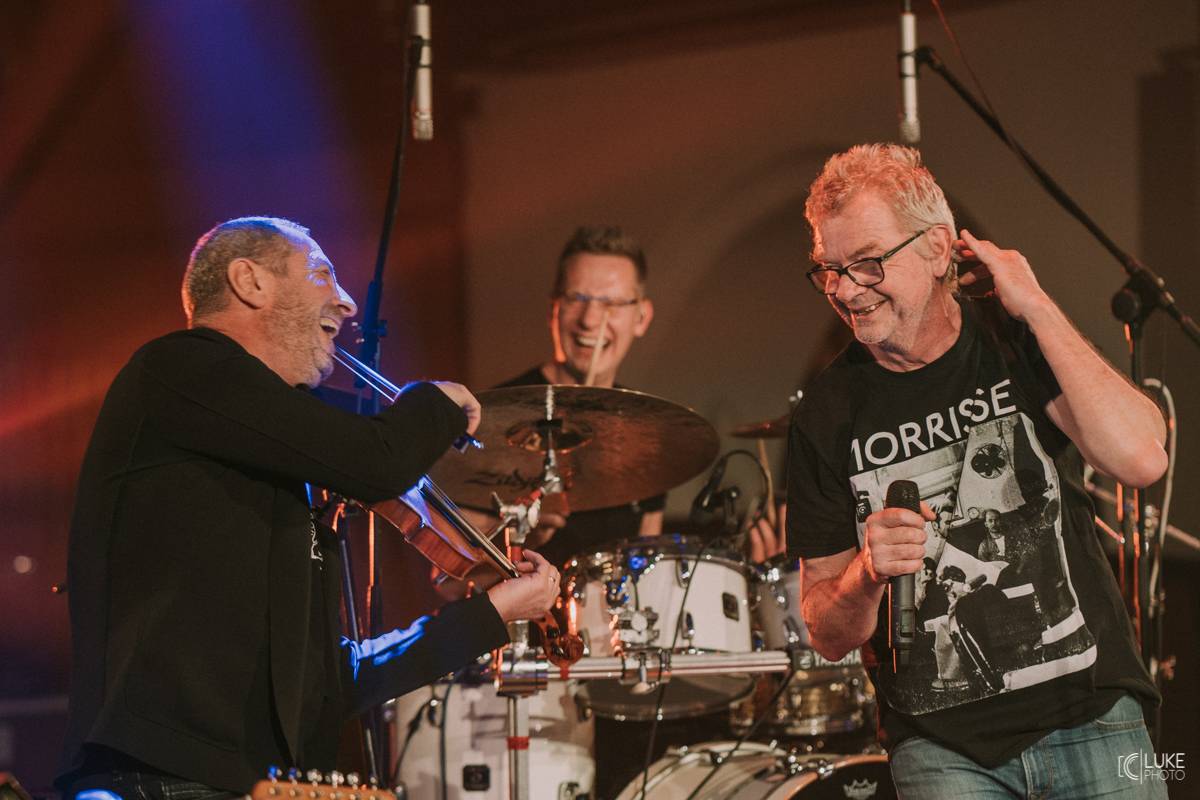 Mňága a Žďorp zahájila jarní turné a bylo to Spešl. Petr Fiala oslavil narozeniny, blahopřáli Tomáš Hanák, Petr Váša i Čechomor