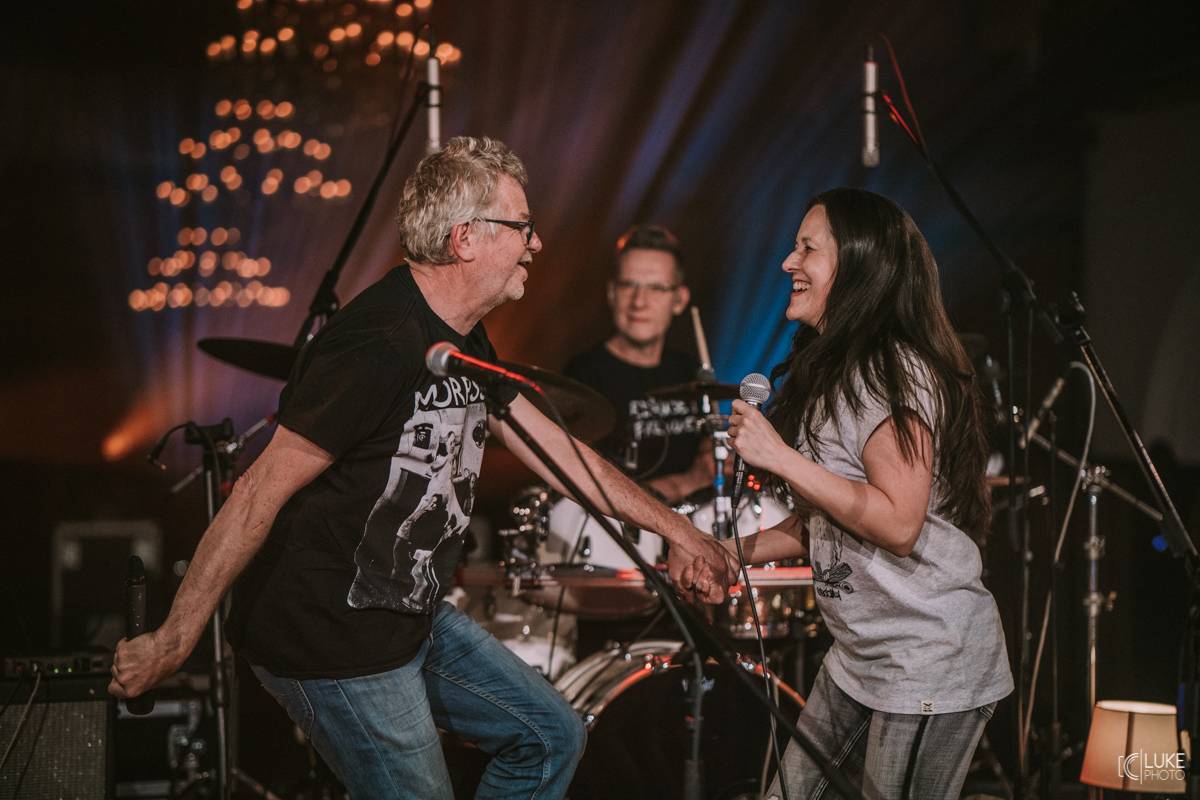 Mňága a Žďorp zahájila jarní turné a bylo to Spešl. Petr Fiala oslavil narozeniny, blahopřáli Tomáš Hanák, Petr Váša i Čechomor