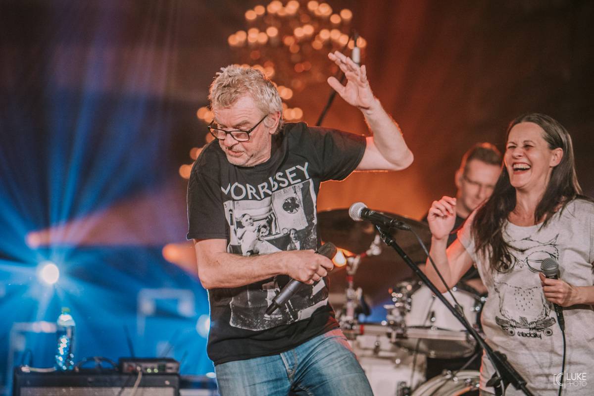 Mňága a Žďorp zahájila jarní turné a bylo to Spešl. Petr Fiala oslavil narozeniny, blahopřáli Tomáš Hanák, Petr Váša i Čechomor