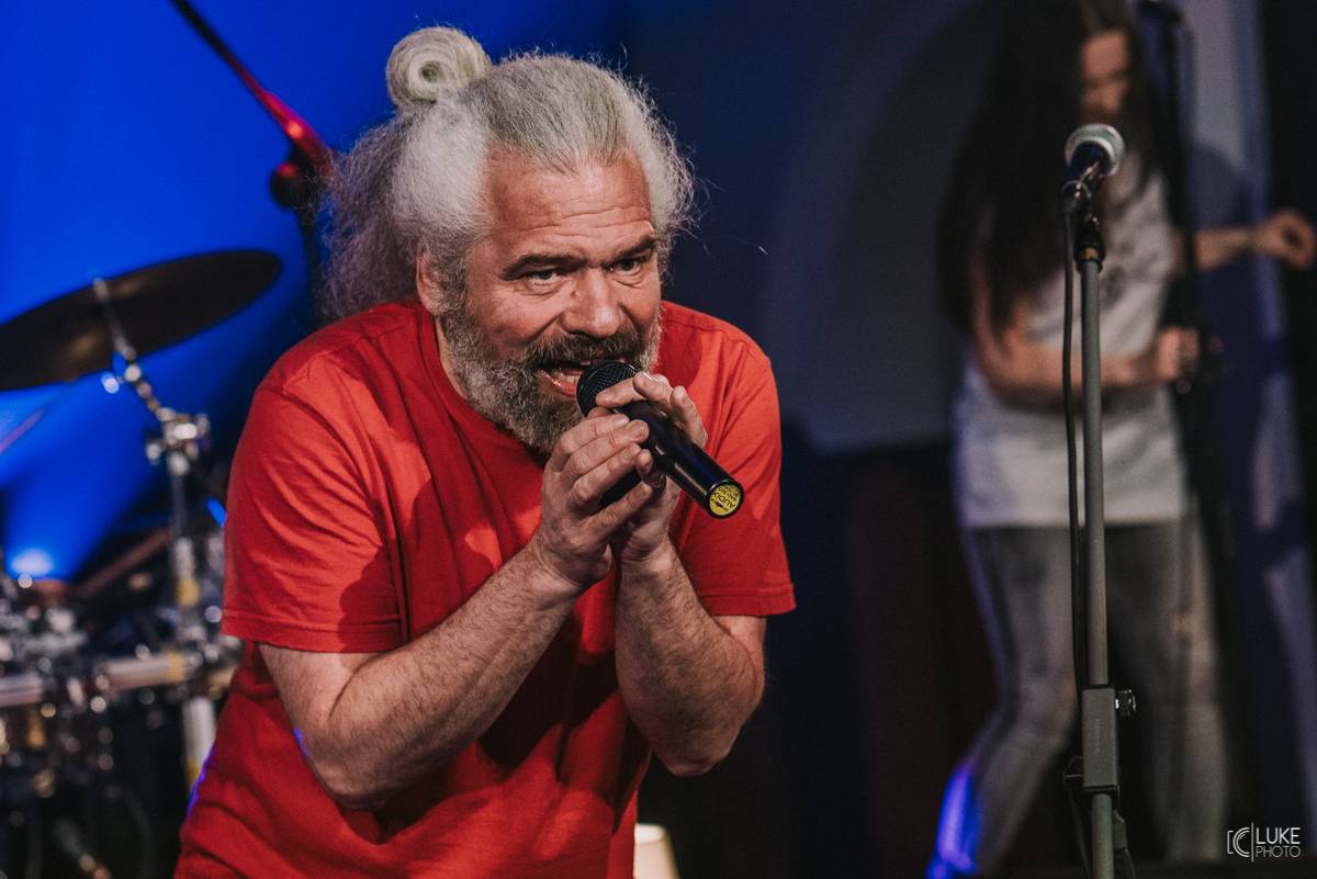 Mňága a Žďorp zahájila jarní turné a bylo to Spešl. Petr Fiala oslavil narozeniny, blahopřáli Tomáš Hanák, Petr Váša i Čechomor