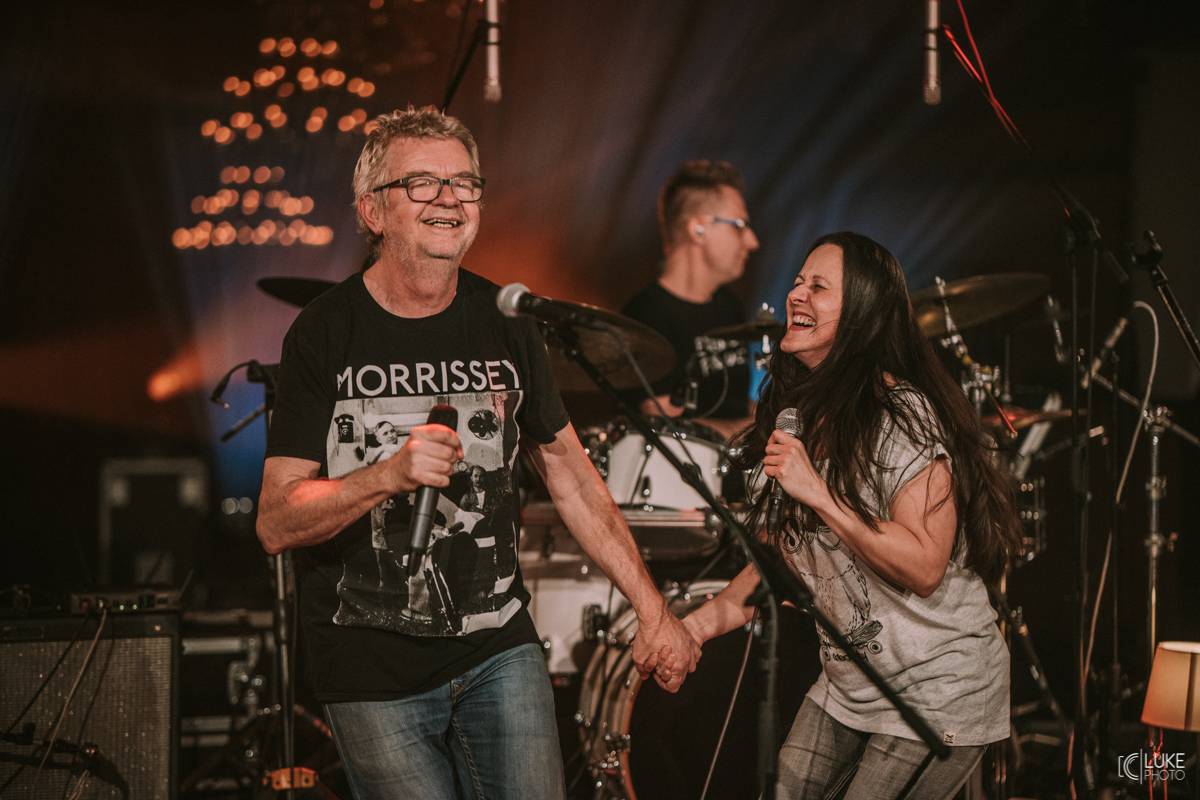 Mňága a Žďorp zahájila jarní turné a bylo to Spešl. Petr Fiala oslavil narozeniny, blahopřáli Tomáš Hanák, Petr Váša i Čechomor