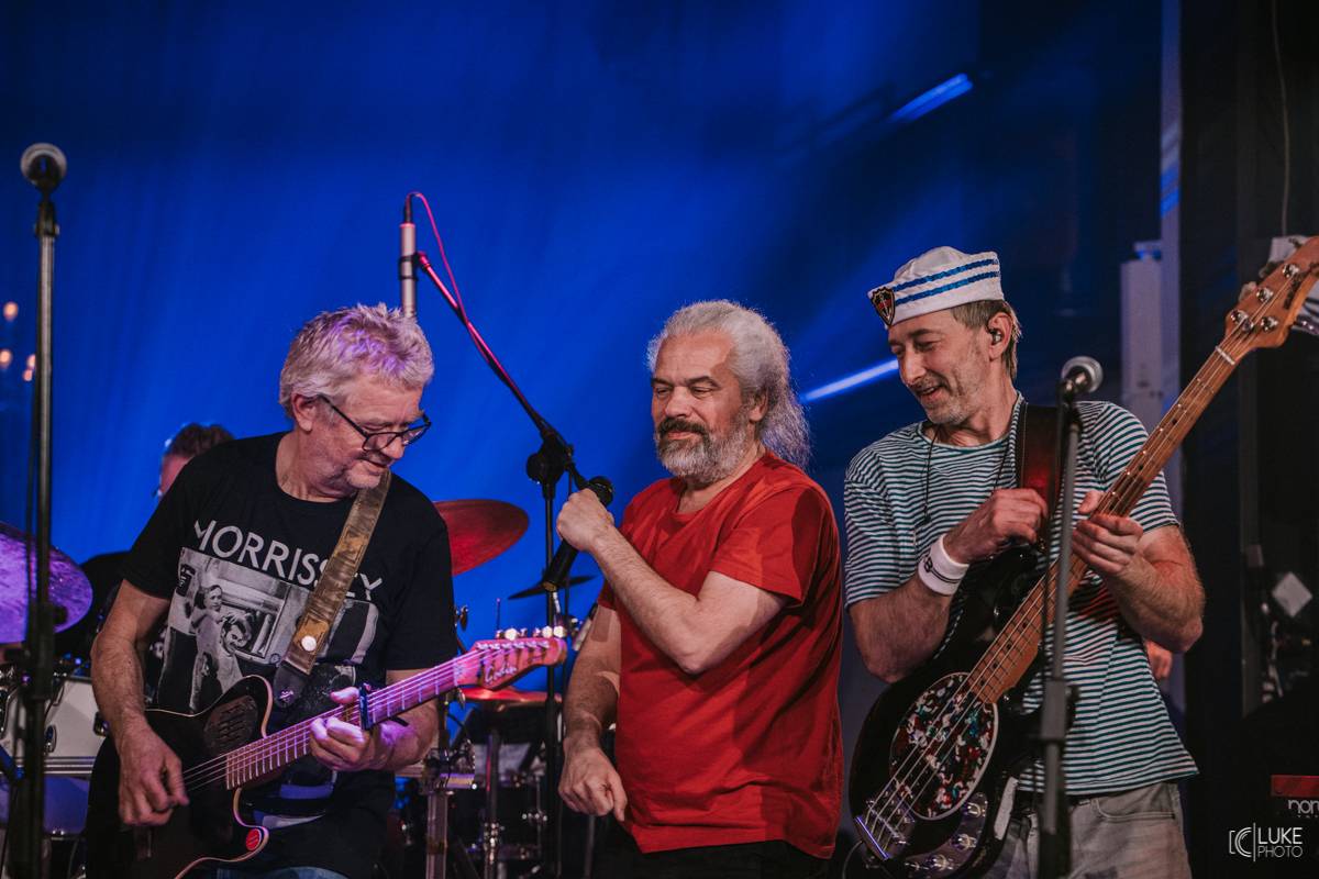 Mňága a Žďorp zahájila jarní turné a bylo to Spešl. Petr Fiala oslavil narozeniny, blahopřáli Tomáš Hanák, Petr Váša i Čechomor