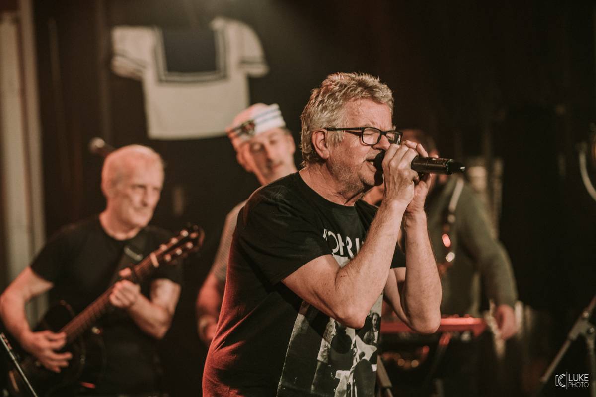 Mňága a Žďorp zahájila jarní turné a bylo to Spešl. Petr Fiala oslavil narozeniny, blahopřáli Tomáš Hanák, Petr Váša i Čechomor